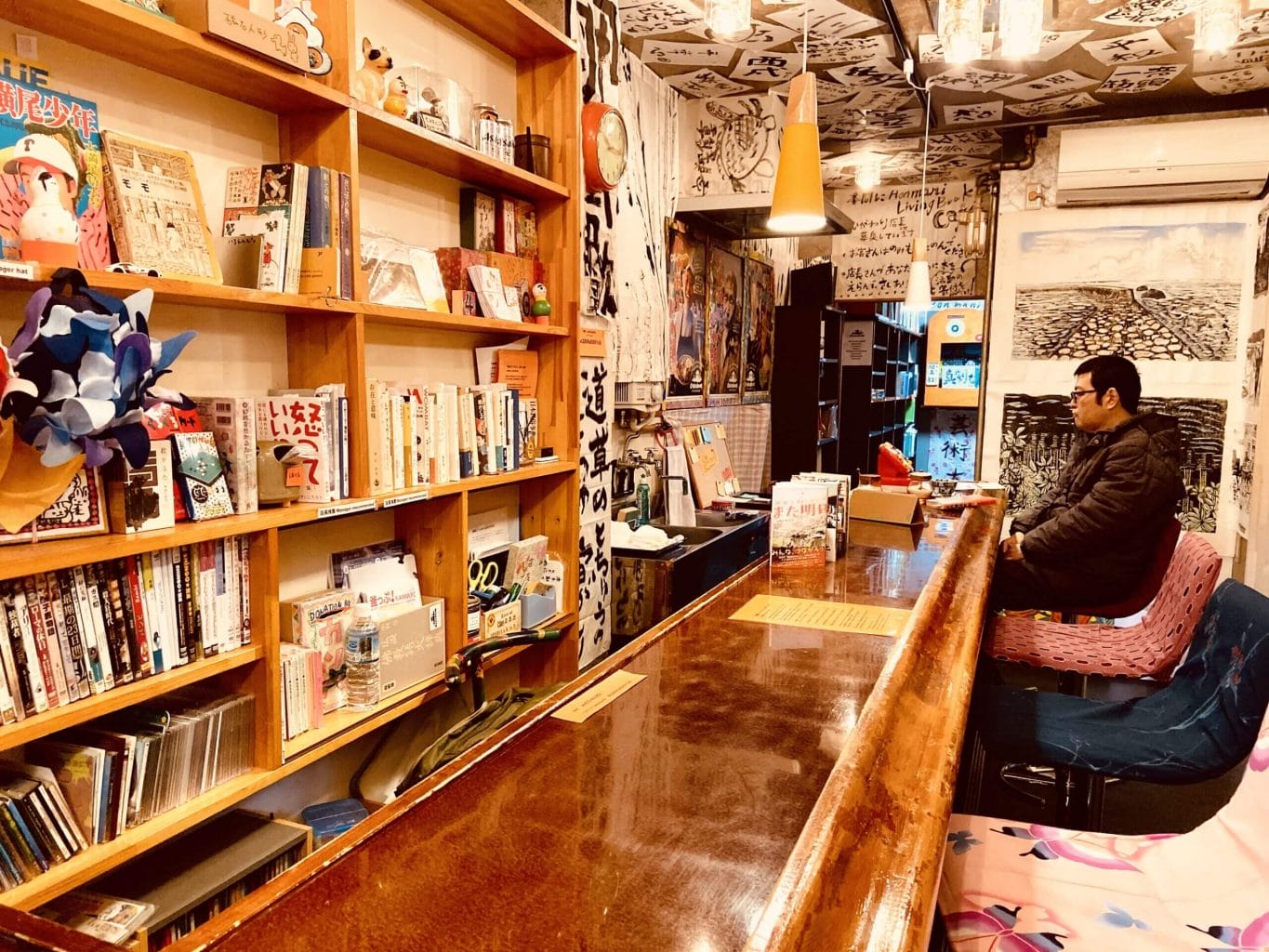 釜ヶ崎のココルームに、本を来店者にあげる日替わり店長制のカフェ「本間にブックカフェ」オープン