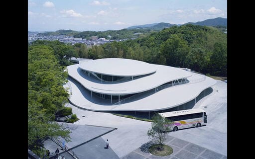 2018年、大阪芸術大学キャンパス内に生まれた、建築家・妹島和世による新校舎。その構想から完成までを追った『建築と時間と妹島和世』が、シネ・リーブル梅田にて上映。
