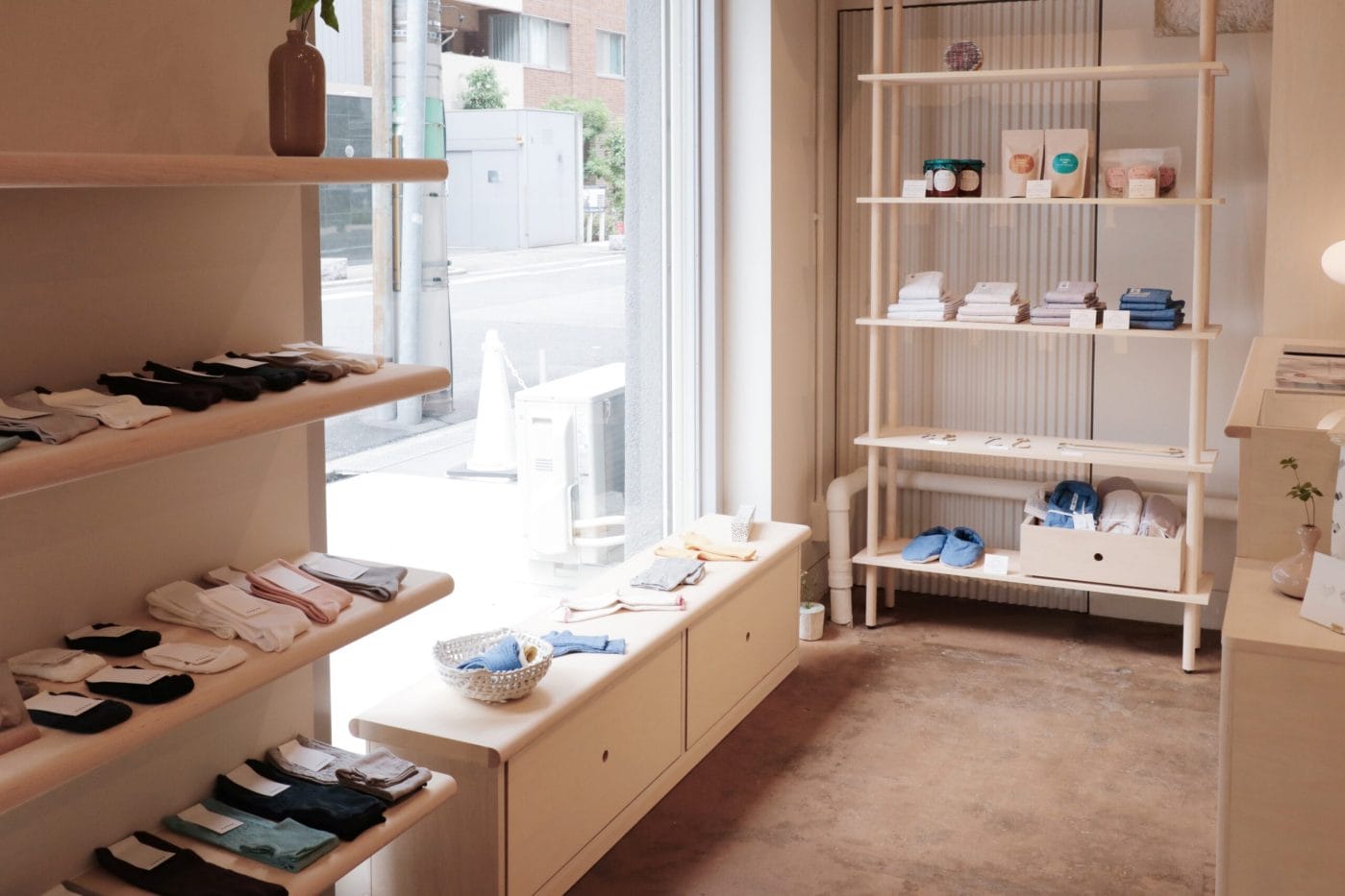 ファクトリー生まれの靴下ブランド「NISHIGUCHI KUTSUSHITA」。初の実店舗が南船場にオープン。