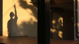 ジェンダーやアイデンティティ・ポリティクスなどを主題にした作品に取り組む森栄喜の2つの展示、Calo Bookshop & Cafeにて。音楽アソシエーション(レーベル)、immeasurableの企画。