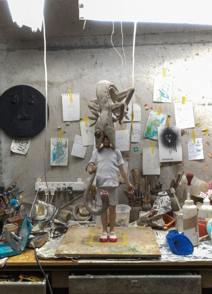 TEZUKAYAMA GALLERYにて、大阪を拠点に活動するアーティスト・大江慶之の個展 ｢ぐるぐる と フック｣開催。鶏頭や爬虫類などのモチーフをコラージュ的に構成した立体や絵画など。