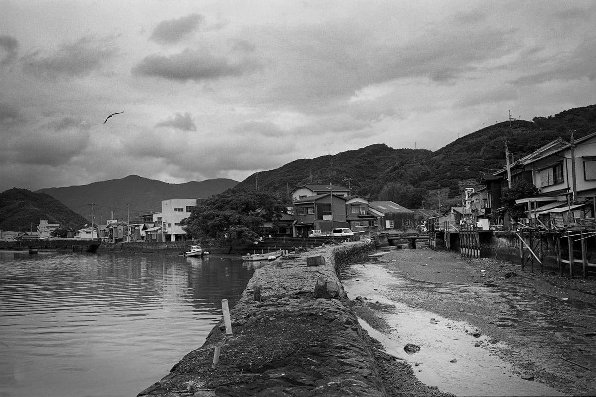 染谷學の写真展「六の舟」、ギャラリー・ソラリスにて。海辺の町を撮影した写真を展示。