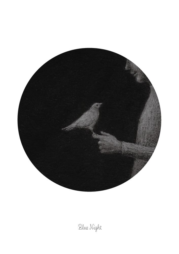 静寂な物語の断片を木炭で描き続ける森綾花の個展「青い夜」、gallery yolchaにて。
