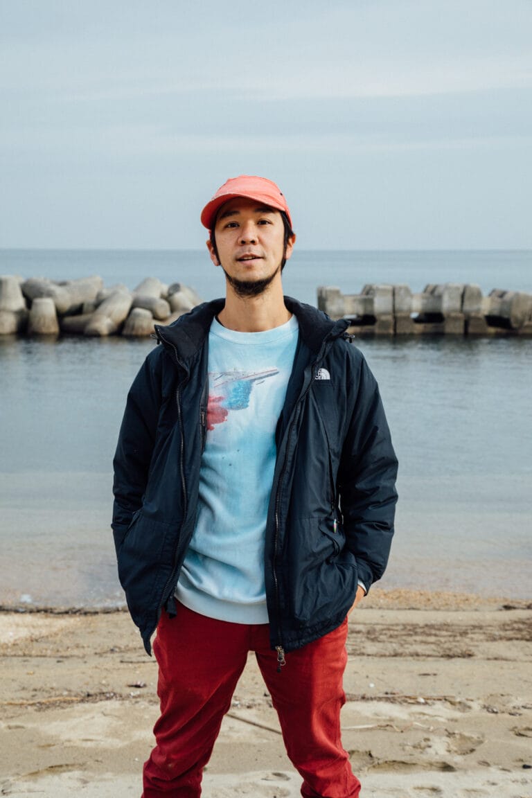 写真家・佐伯慎亮の個展「AWAJIMAN」が2月11日(金・祝)よりPOLにて開催。淡路島で撮りためた約3年分のスナップを展示。
