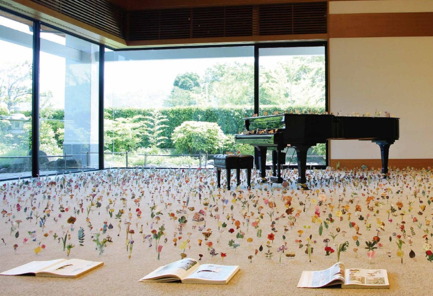 東大阪市民美術センターにて、特別展「ひみつの花園」開催。「花園」の伝承に立ち返り、5人の現代美術家が作品を発表。