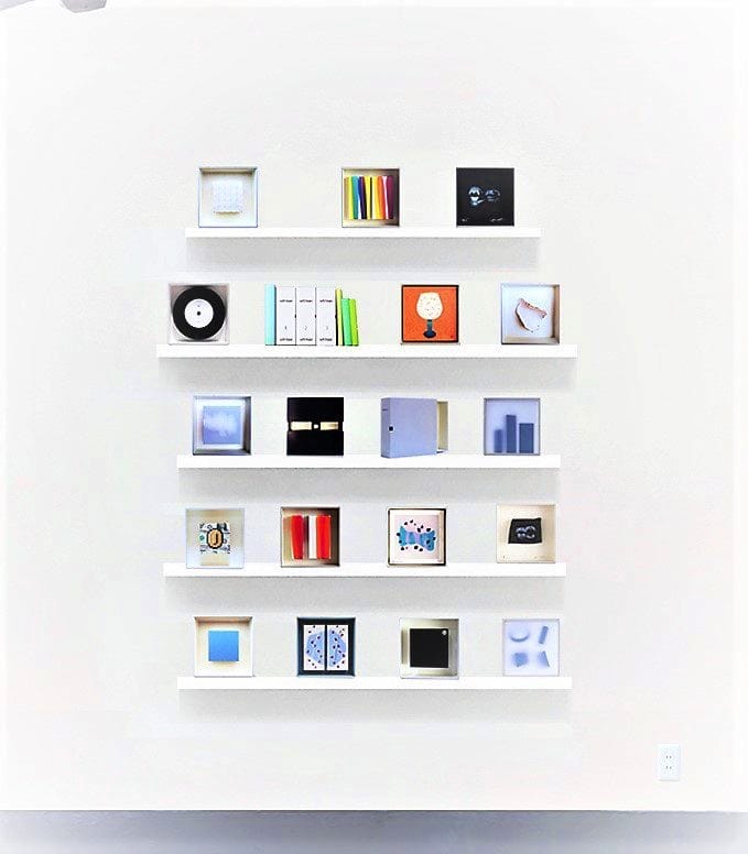 「本棚に置けるアート」というコンセプトから生まれた「soft hope」シリーズの全作品が一堂に会する展覧会、+1artにて。