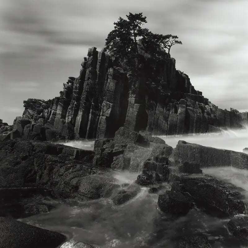 日本各地の海岸線で、中判フィルムカメラを用いて長時間露光による撮影をしている松永繁の写真展「汀線（みぎわせん） 2010-2022」、ギャラリー・ソラリスにて。