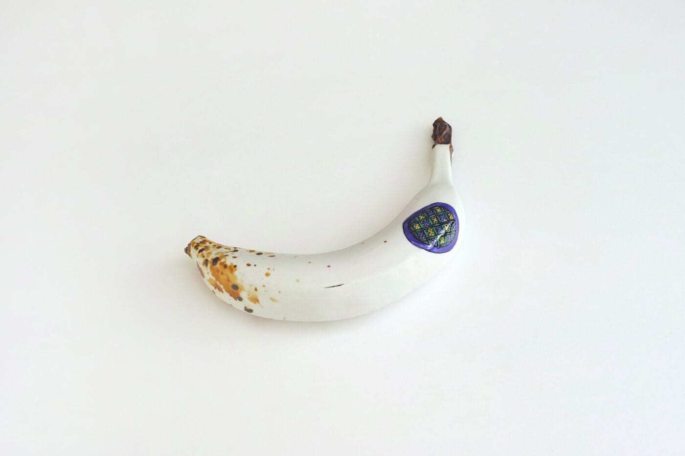 九谷焼窯元を継承しながら現代美術作家としても活動する上出惠悟の個展「新蕉」、Yoshimi Artsにて。代表作『甘蕉』の新作を発表。