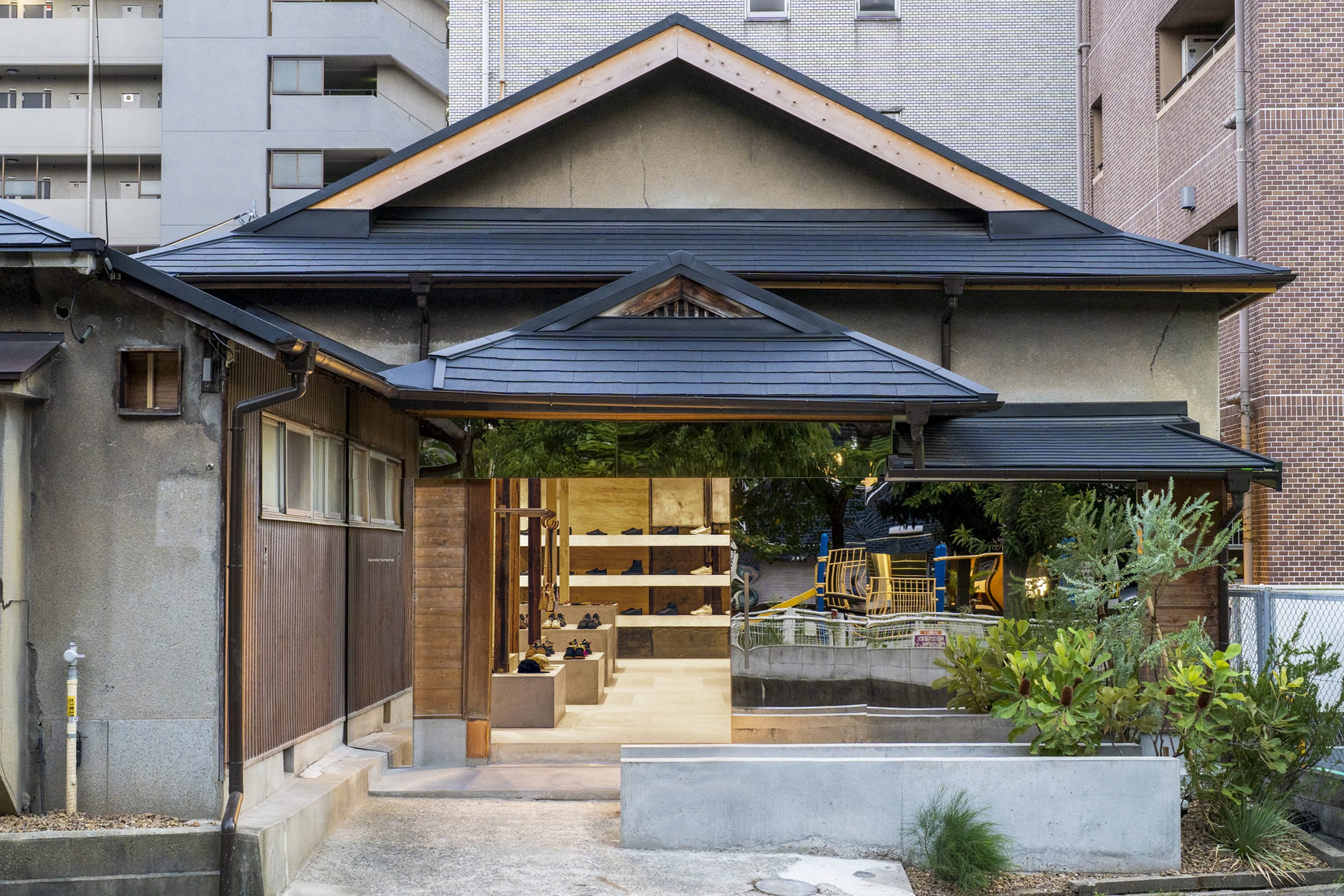 Hender Scheme関西初の直営店「スキマ 大阪」がオープン。 建築家・元