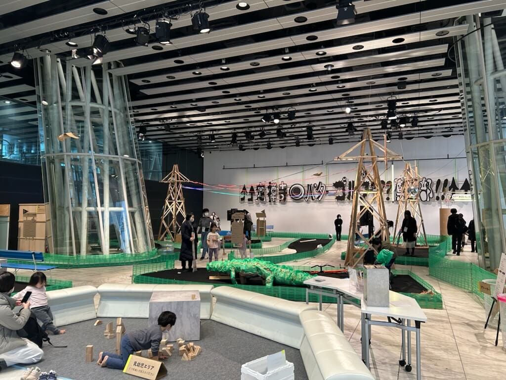 大阪を拠点に活動するcontact Gonzoとdot architectsが、宮城県仙台市のせんだいメディアテークでパターゴルフ場をモチーフにした参加型展覧会を開催中。