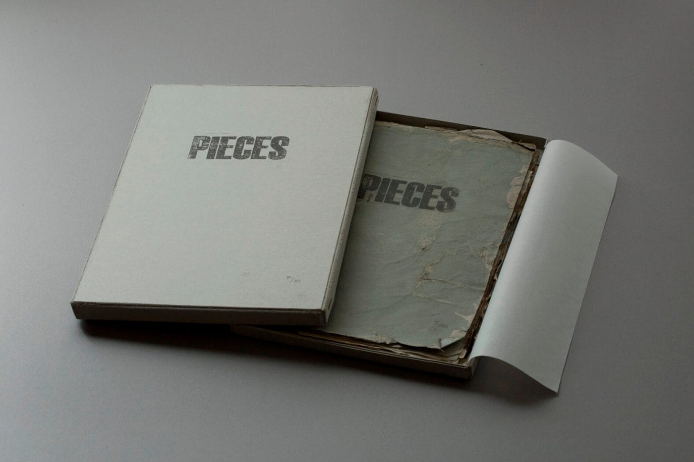 写真や本の概念を覆す試みを続ける写真家・山田和幸の作品展「PIECES」、blackbird booksにて。自ら製作したアートブック『PIECES』と原画を展示販売。