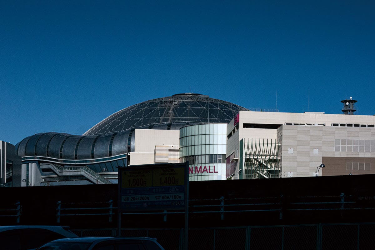 大阪の西側の風景を撮り続けている東松至朗の写真展「VIEW OSAKA THE DOME　あれから10年」、ギャラリー・ソラリスにて開催。10年前と同じ場所・アングルから京セラドーム大阪とその周辺をとらえた作品群。