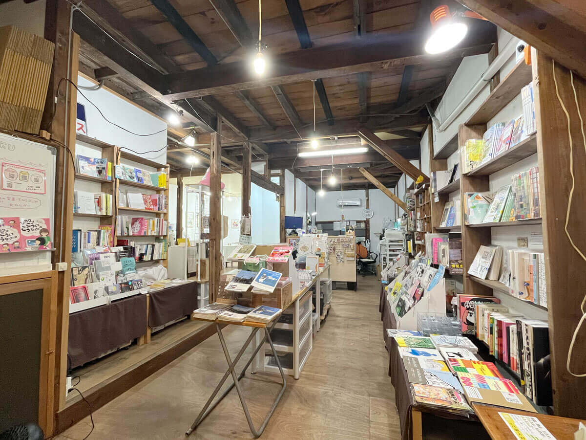 REPORT|入手困難なレア本を堪能。千鳥橋・シカクでの展示会「インディー・ブックス・ライブラリー」