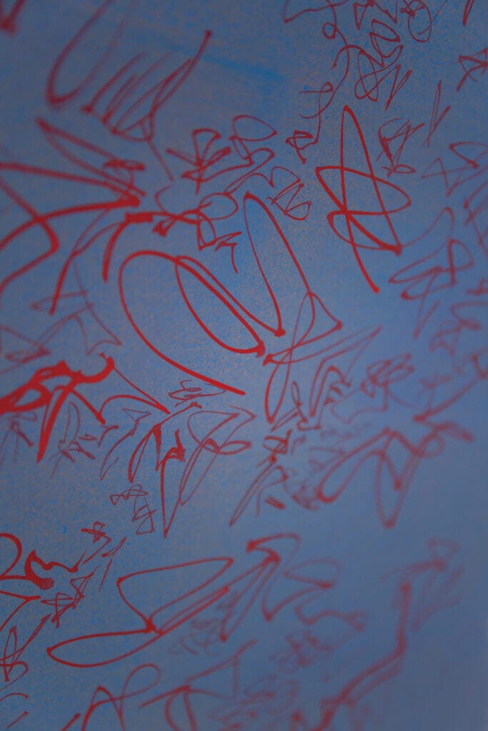 大阪出身の美術家・黒瀬正剛の作品集出版記念展「Lines」が福岡の二本木に巡回。