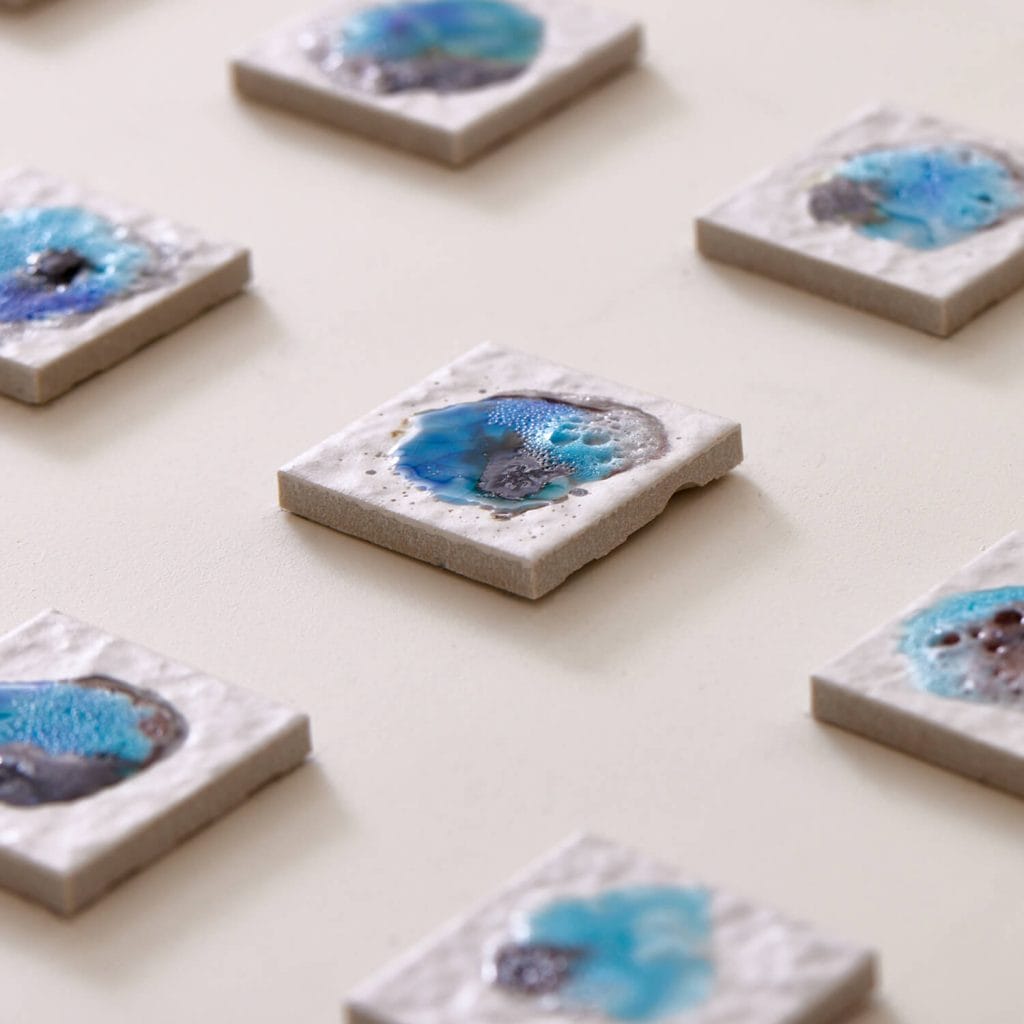 陶芸家・出垣内愛の個展「幾度 Ikudo」、Gallery Blau Katzeにて。釉薬による複雑性が並列する新作を中心に展示。