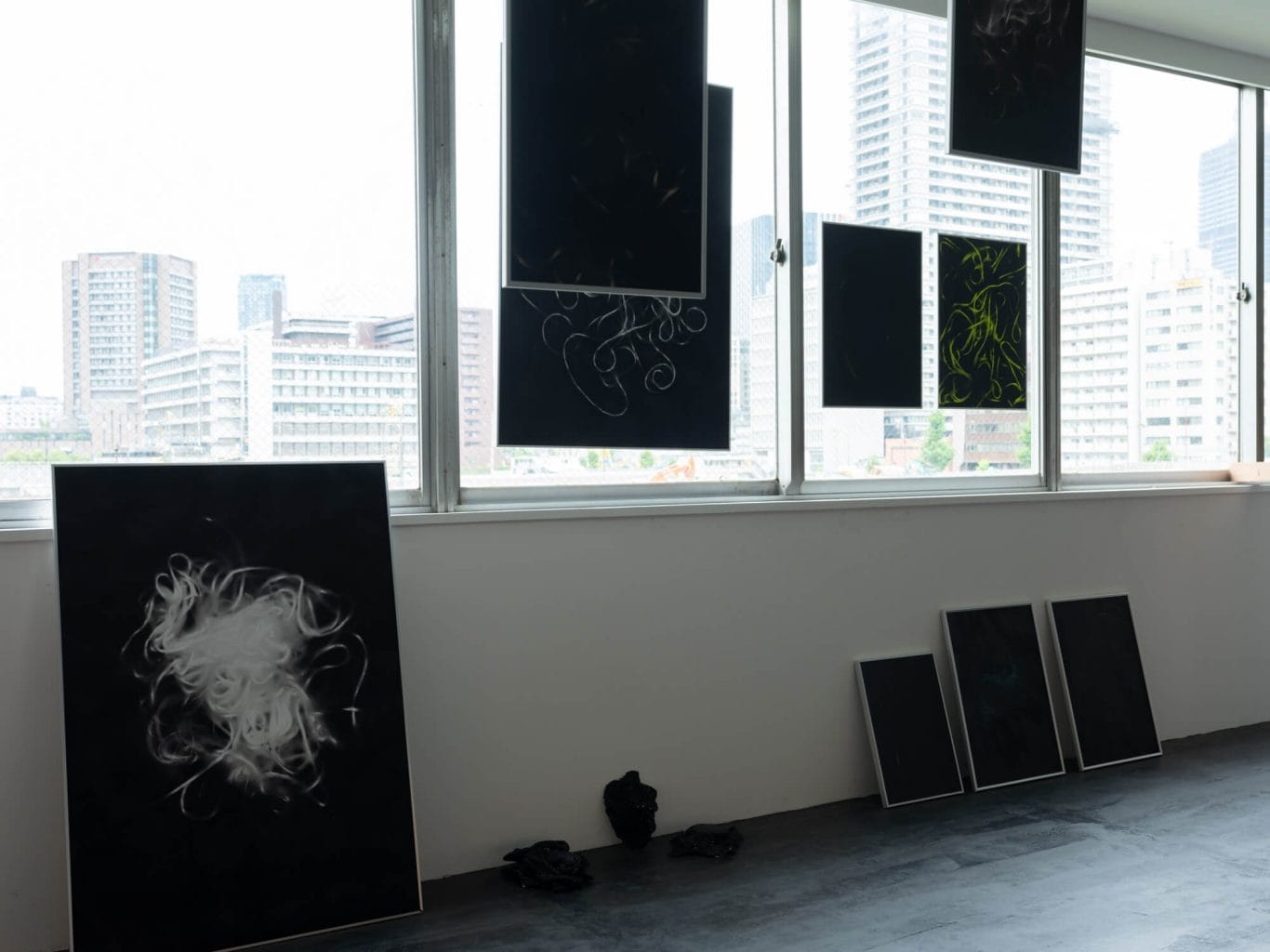関西を中心に活動するデザイナー・哲学者によって結成された TANYEの展覧会「STRING」がTANYE Galleryにて開催中。 「紐」をテーマに取り組んだ自由な創作物を展開。