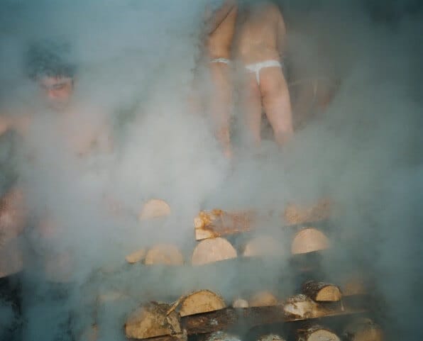 岩手県などの伝統的な裸祭りをとらえた写真作品を展示。甲斐啓二郎の個展「綺羅の晴れ着」、The Third Gallery Ayaにて開催。