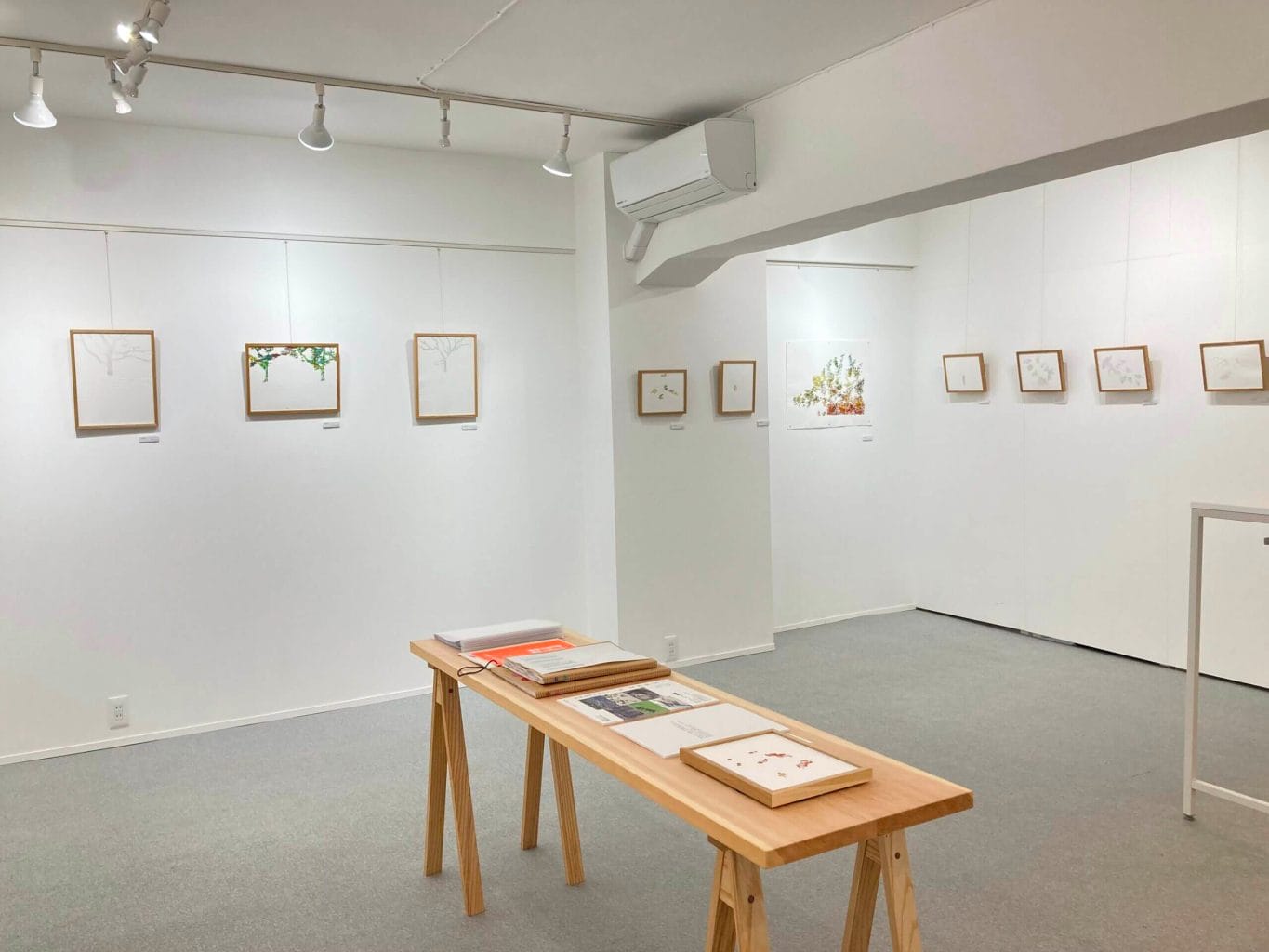 エンボスを用いて草木をモチーフに制作する版画家・吉村英里子の個展、ai2 galleryにて開催。