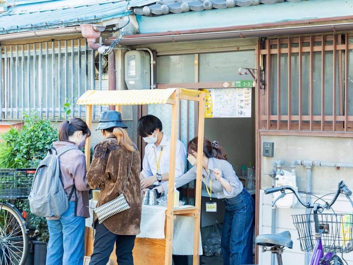 空っぽだからこそ、覗いてみたい? 軒先屋台も楽しめる、大正・空き家探訪まち歩き。千鳥公園でプチマルシェも。