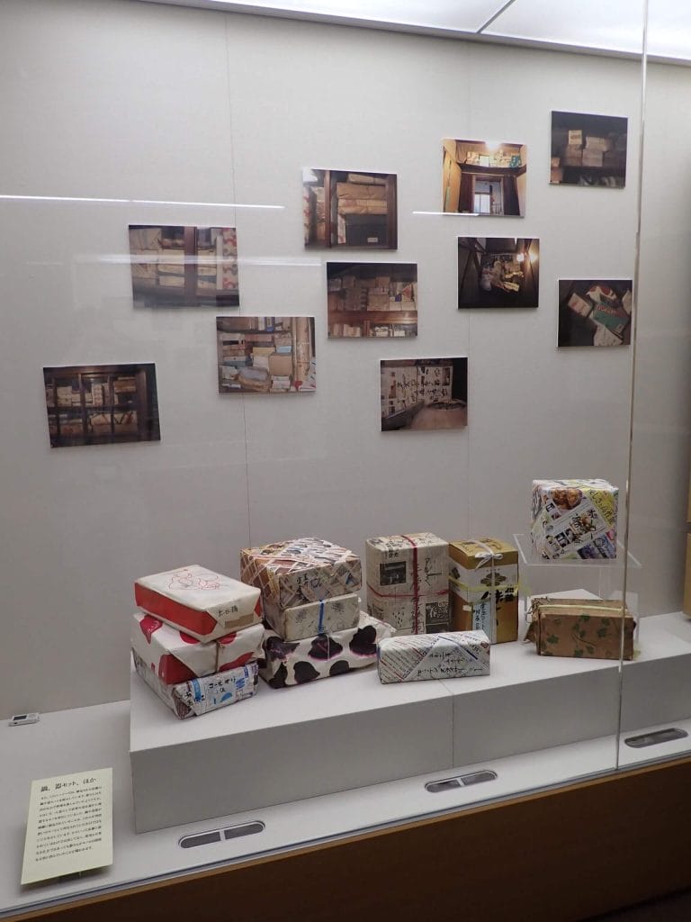 家に遺された「物」たちが語る、大阪に暮らしたある女性の生活史。「モノの棲み家、ヒトの棲み家－中田静さんの「自宅」より」展が、武庫川女子大学附属総合ミュージアムで開催中。