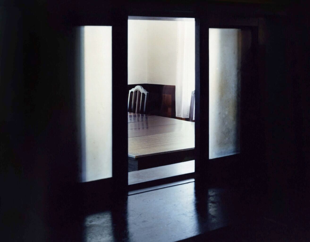 大坪晶の個展「カーテンの向こう側」、N projectにて。接収住宅とそこにまつわる歴史の痕跡をテーマとした写真作品「Shadow in the House」シリーズなどを展示。