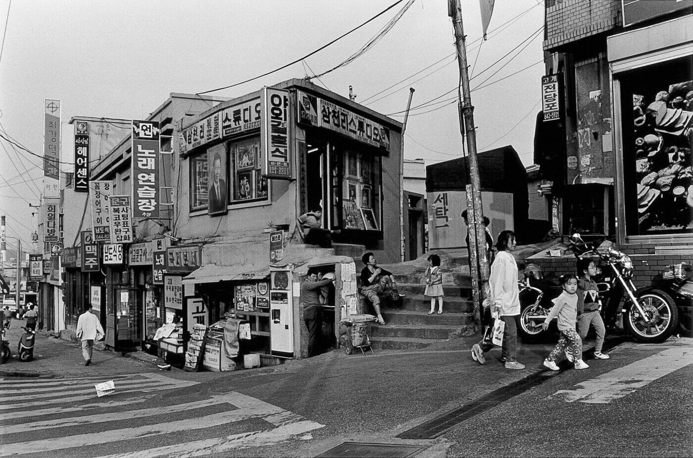 尾仲浩二 写真展「10 Days　釜山 1996年」、ギャラリー・ソラリスにて開催。釜山を訪れ撮影した写真を、20数年を経て再セレクト、プリントし展示。