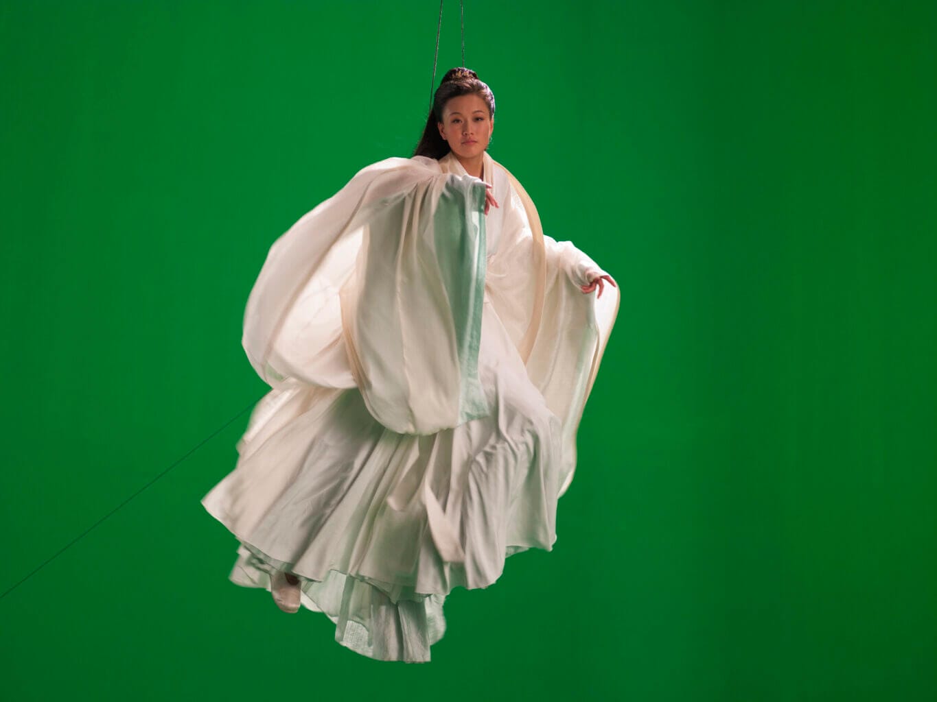 エスパス ルイ·ヴィトン大阪にて、アイザック・ジュリアンによる個展「Ten Thousand Waves」が3月27日より開催。中華圏の芸術家たちとのコラボレーションを通じて制作された巨大なビデオインスタレーション。